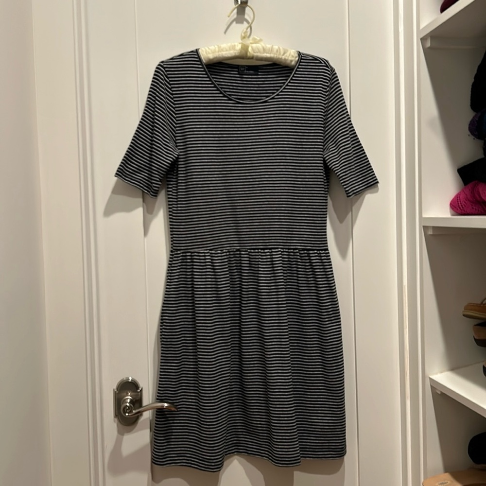 Gap navy and thin white stripe cotton/polyester knit dress size medium.